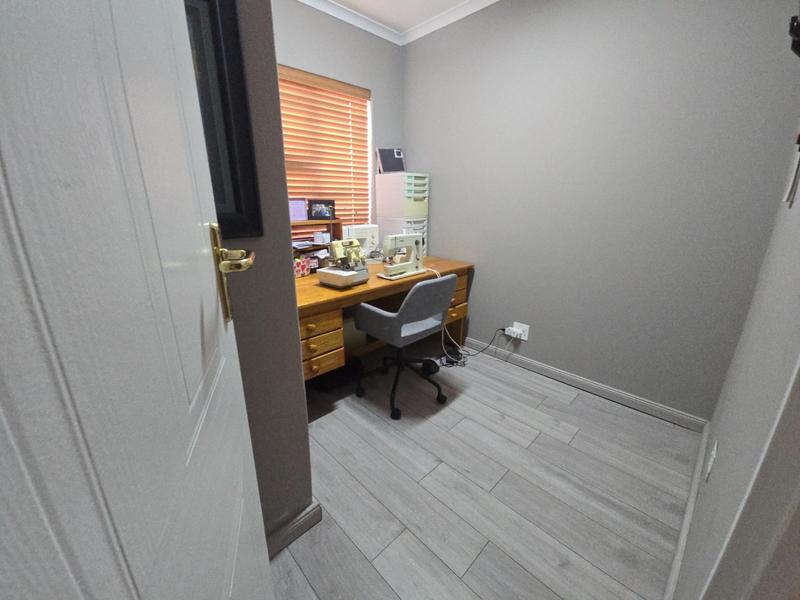 To Let 5 Bedroom Property for Rent in Goedehoop Western Cape